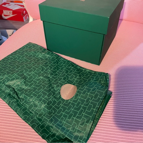 La Mer empty gift box with good material. Come with paper wrap - Picture 4 of 8